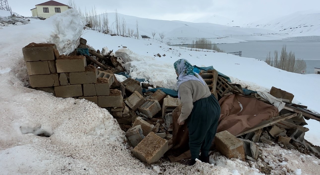 Ahırı &ccedil;&ouml;ken Zine teyzeye belediye başkanı yeni ahır i&ccedil;in destek &ccedil;ıktı
