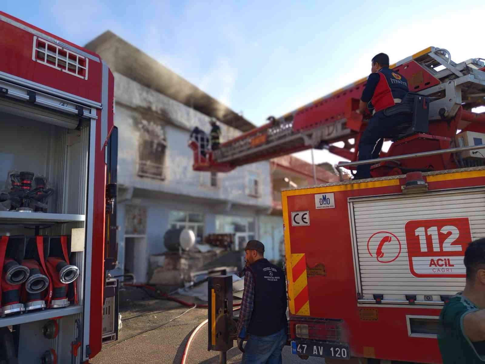 Mardin&rsquo;de m&uuml;stakil evde yangın: 3 kişi dumandan etkilendi
