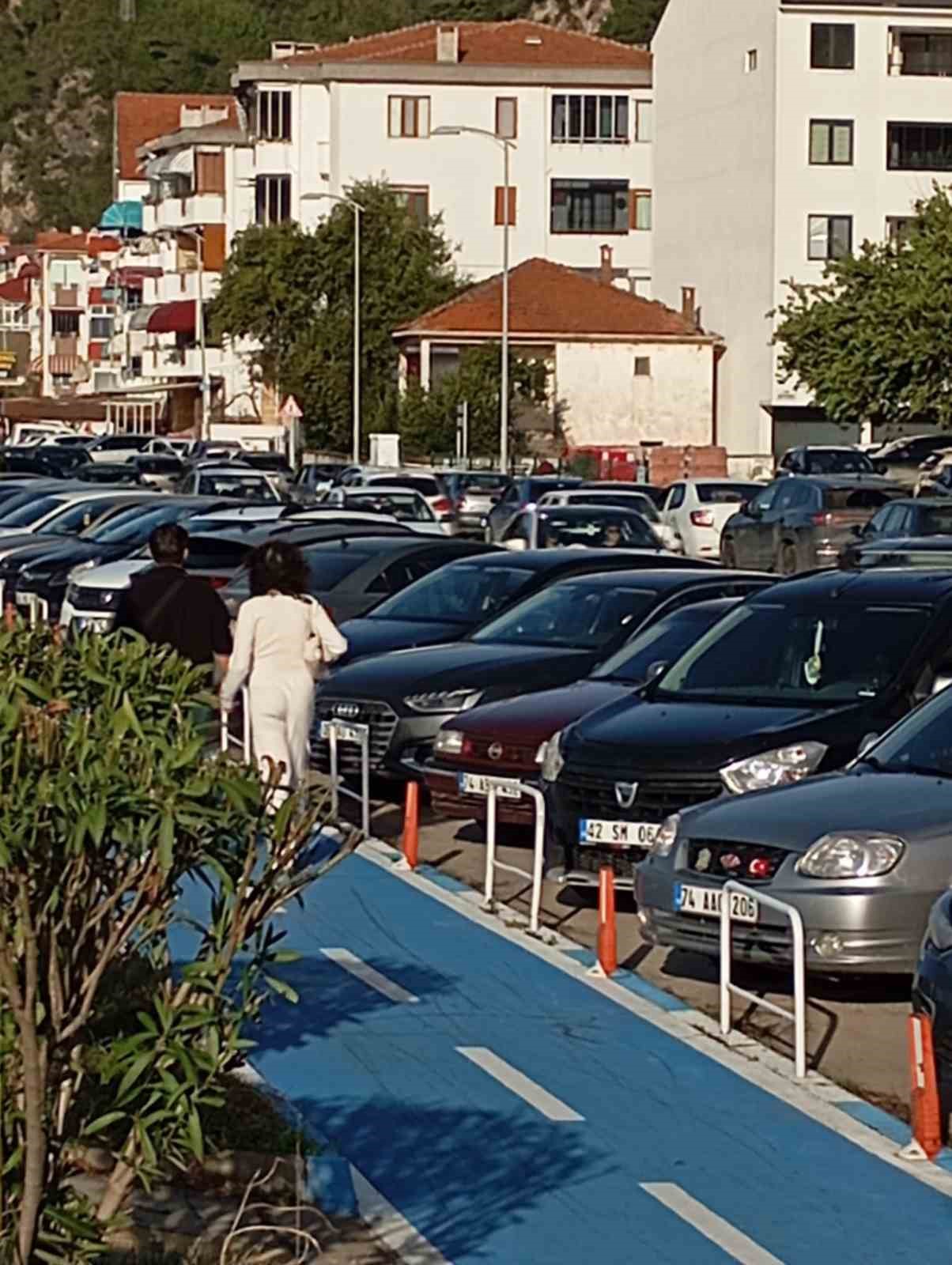 Sıcaklığın 28 dereceye &ccedil;ıktığı Bartın&rsquo;da plaj ve parklar doldu
