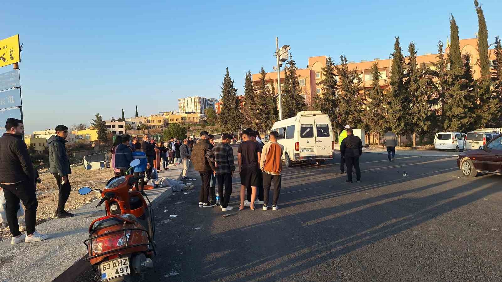 Tarım iş&ccedil;ilerini taşıyan minib&uuml;s direğe &ccedil;arptı: 15 yaralı
