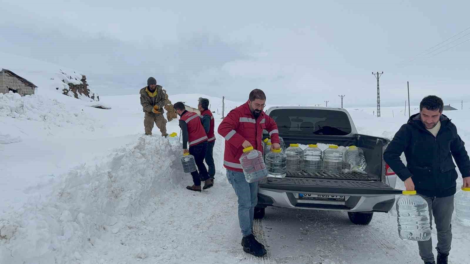 İl&ccedil;e Tarım ve Orman M&uuml;d&uuml;rl&uuml;ğ&uuml; ekipleri suların donduğu b&ouml;lgedeki hayvanlara su g&ouml;t&uuml;rd&uuml;

