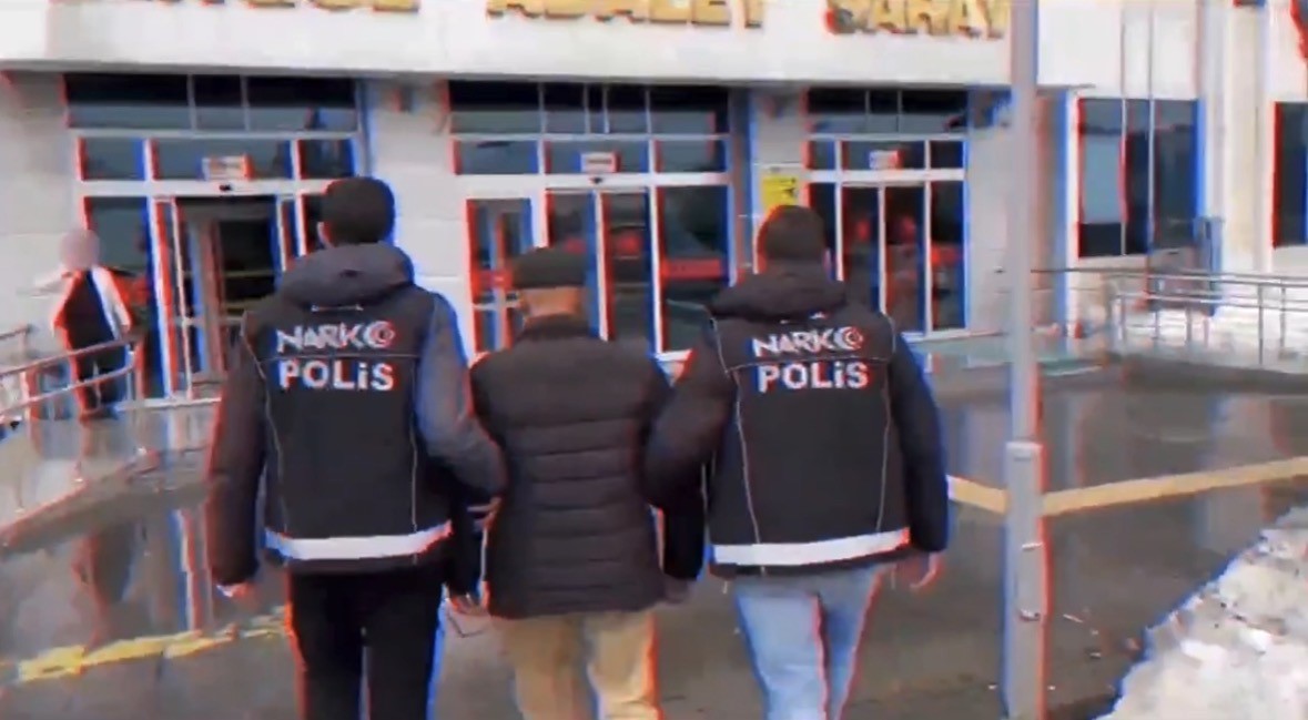 Kaps&uuml;l halinde 88 par&ccedil;a uyuşturucu yutan ş&uuml;pheliler tutuklandı
