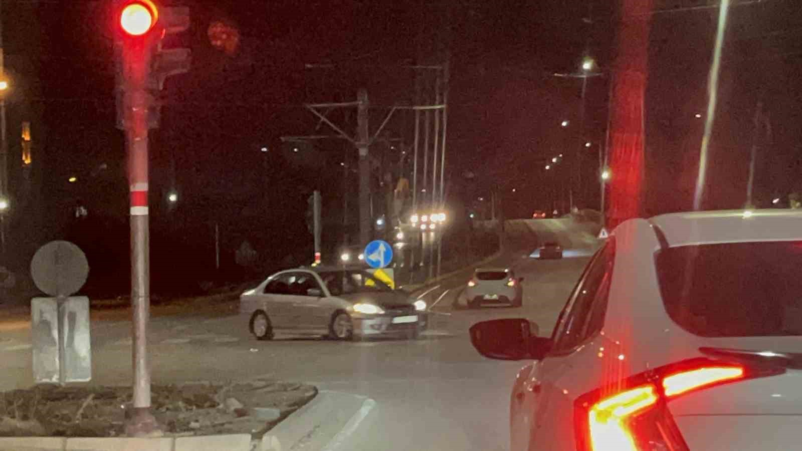 Eskişehir’de raylarda ilerleyen otomobil tehlikeye davetiye çıkardı