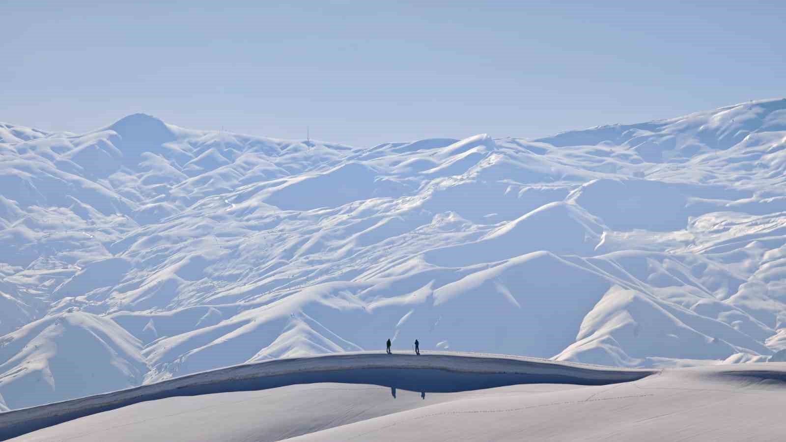 Hakkari&rsquo;de Vatan Tepesi&rsquo;ne zorlu kış tırmanışı
