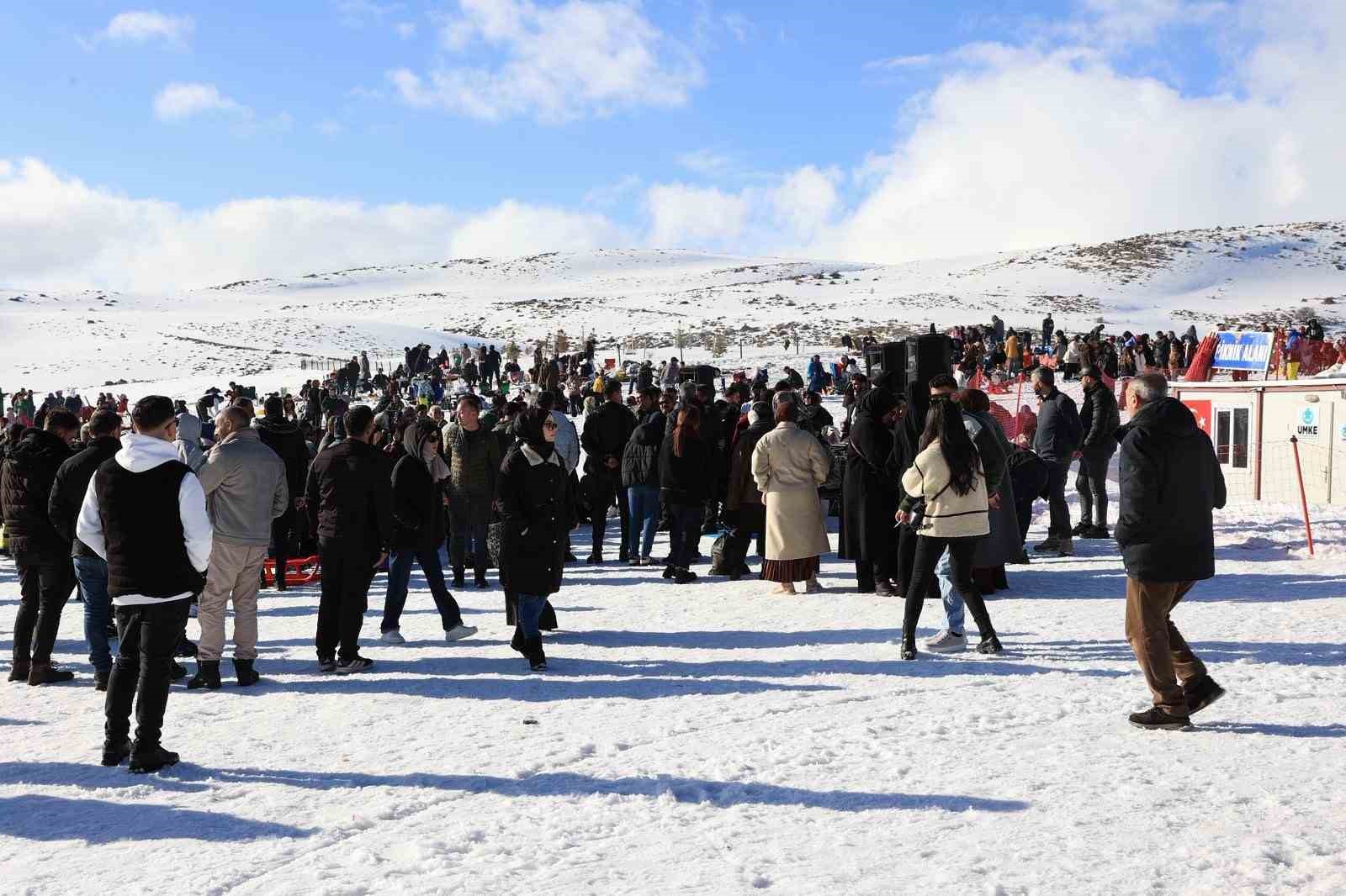 Hesarek Kayak Merkezi&rsquo;nde ziyaret&ccedil;i yoğunluğu

