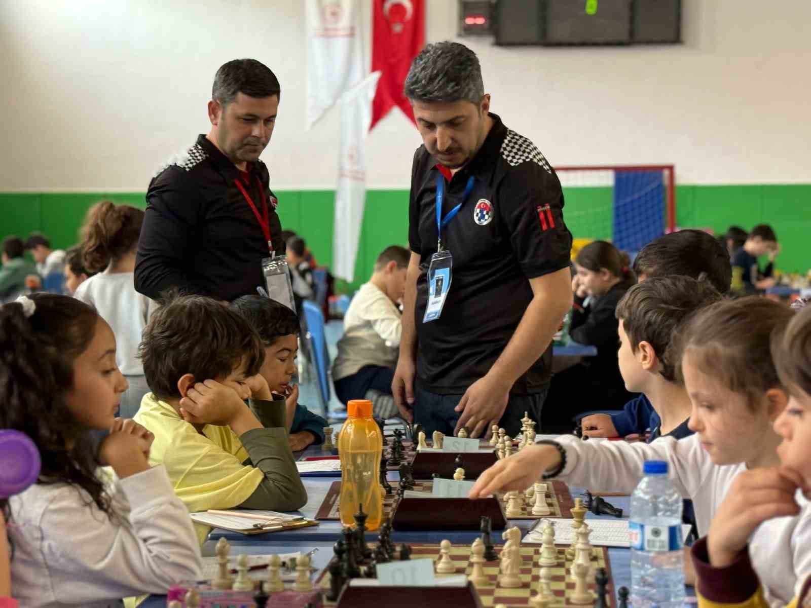 Bayındır&rsquo;da 160 sporcu ile satran&ccedil; heyecanı
