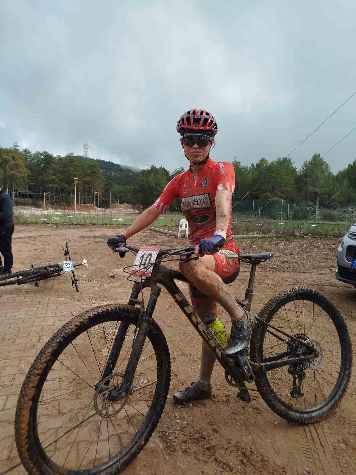 Akhisarlı bisiklet&ccedil;ilerden Alanya&rsquo;da &ccedil;ifte başarı
