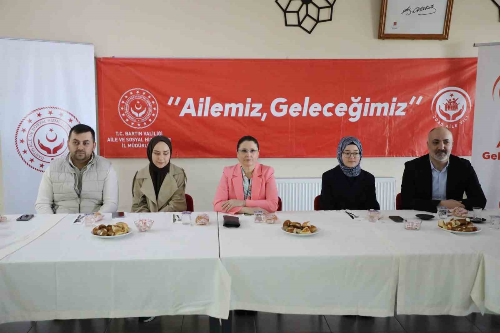 Vali Arslan yeni evlenecek &ccedil;iftlerle bir araya geldi
