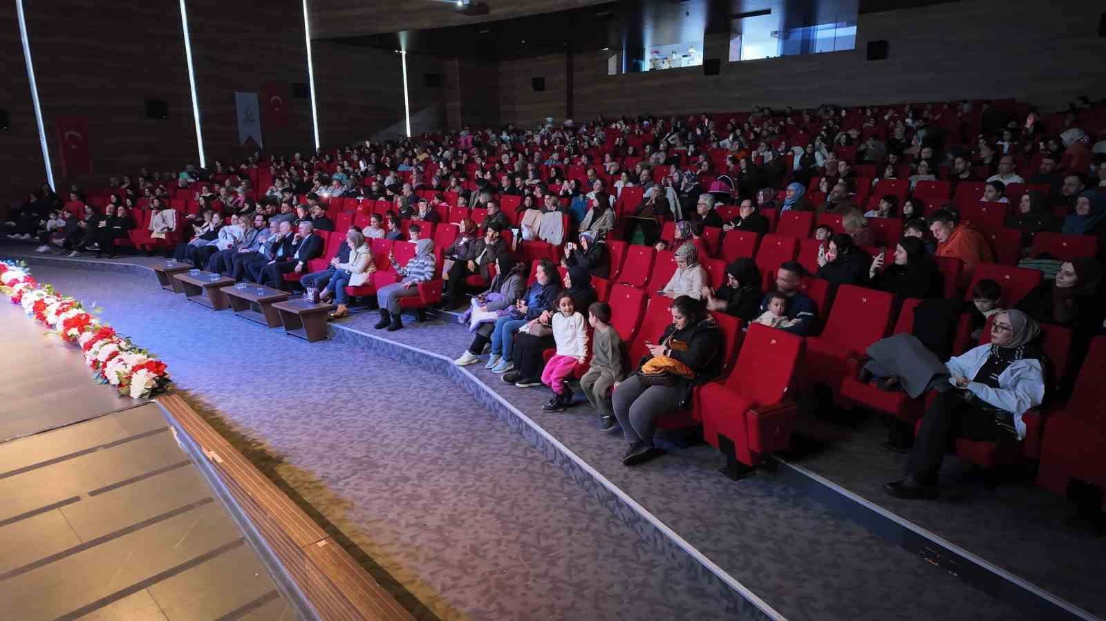 &Ccedil;ayırova&rsquo;da T&uuml;rk Halk M&uuml;ziği Korosu konser verdi
