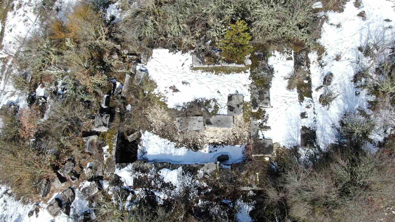 Müze gibi köy: Her duvarlarda tarihi tapınağın taşları var