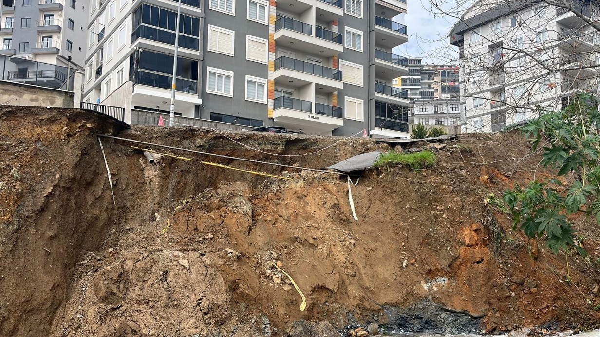 Alanya&rsquo;da şiddetli yağış sonrası heyelan oluştu, yol &ccedil;&ouml;kt&uuml;