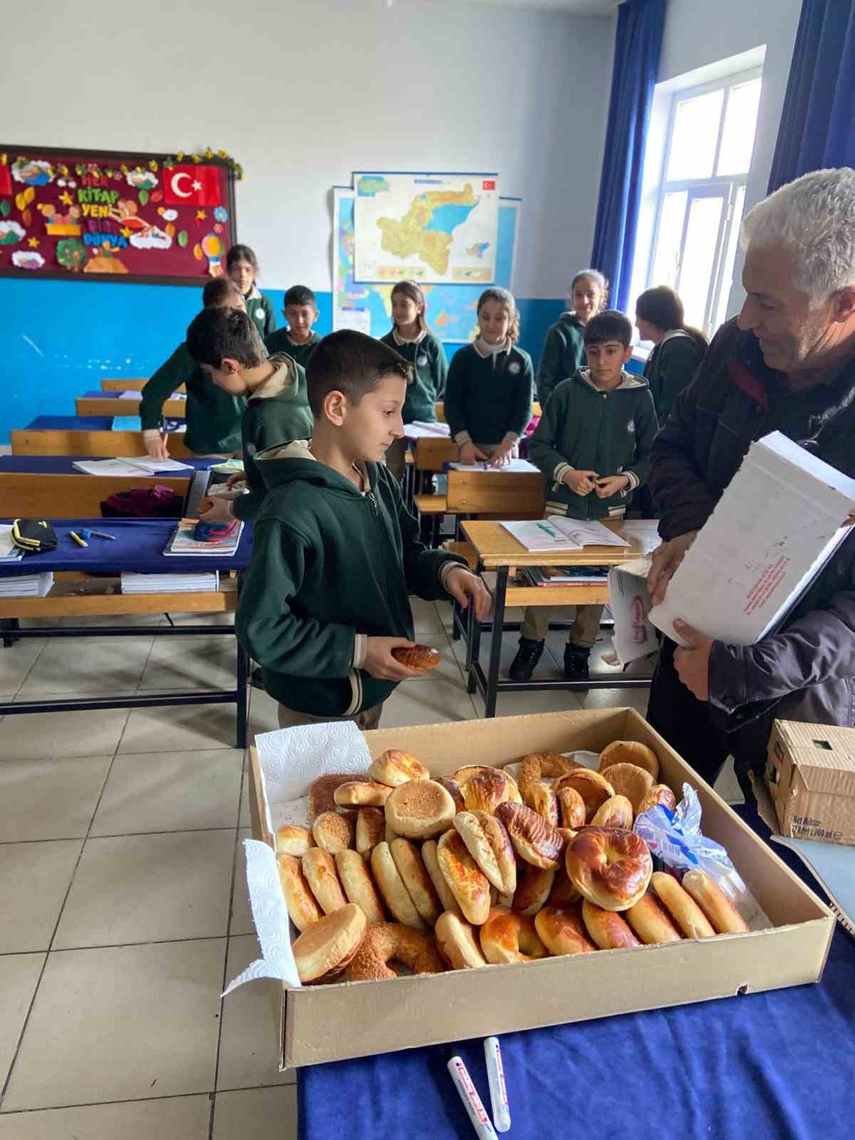 G&uuml;roymak&rsquo;ta &ouml;ğrencilere simit ve poğa&ccedil;a dağıtıldı
