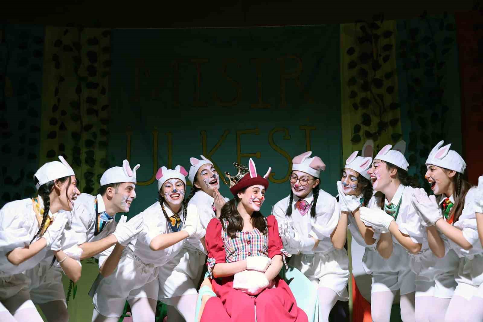 Menteşe Belediye Tiyatrosu Acıpayam’da sahne aldı