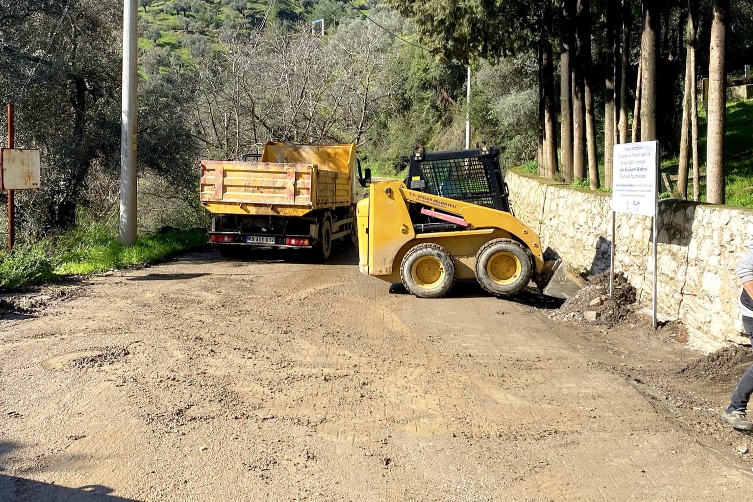 Efeler&rsquo;de kapanan yollar a&ccedil;ılıyor
