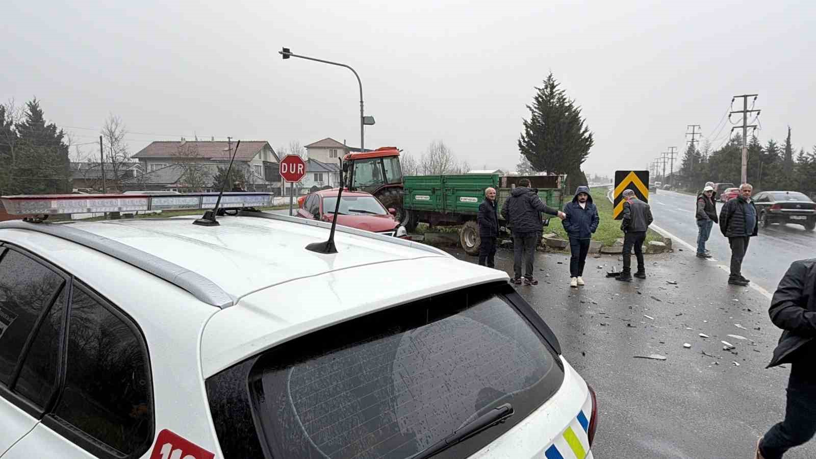 Otomobil ile trakt&ouml;r &ccedil;arpıştı: 2 yaralı
