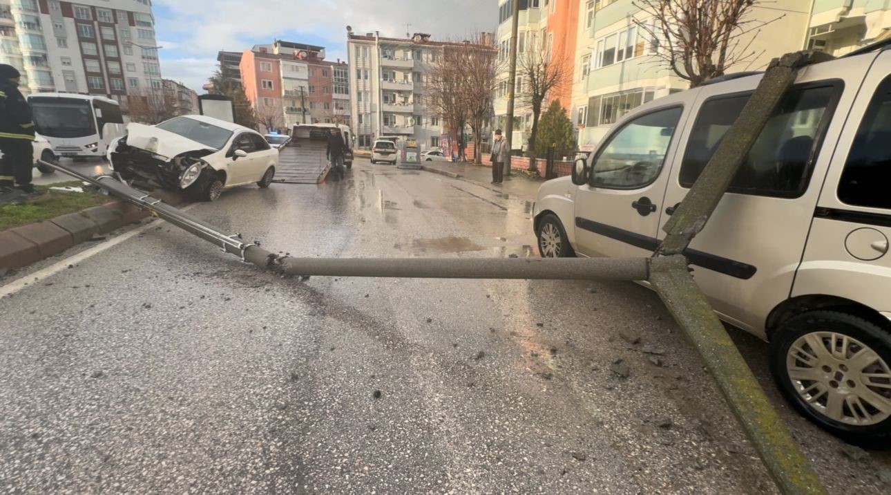 Alkoll&uuml; s&uuml;r&uuml;c&uuml;n&uuml;n &ccedil;arptığı direk başka bir aracın &uuml;zerine devrildi
