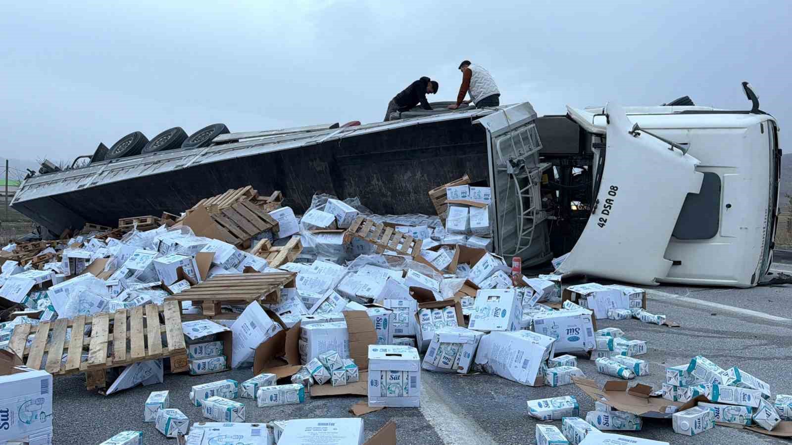 Devrilen tırdaki 25 ton s&uuml;t &ccedil;evreye dağıldı
