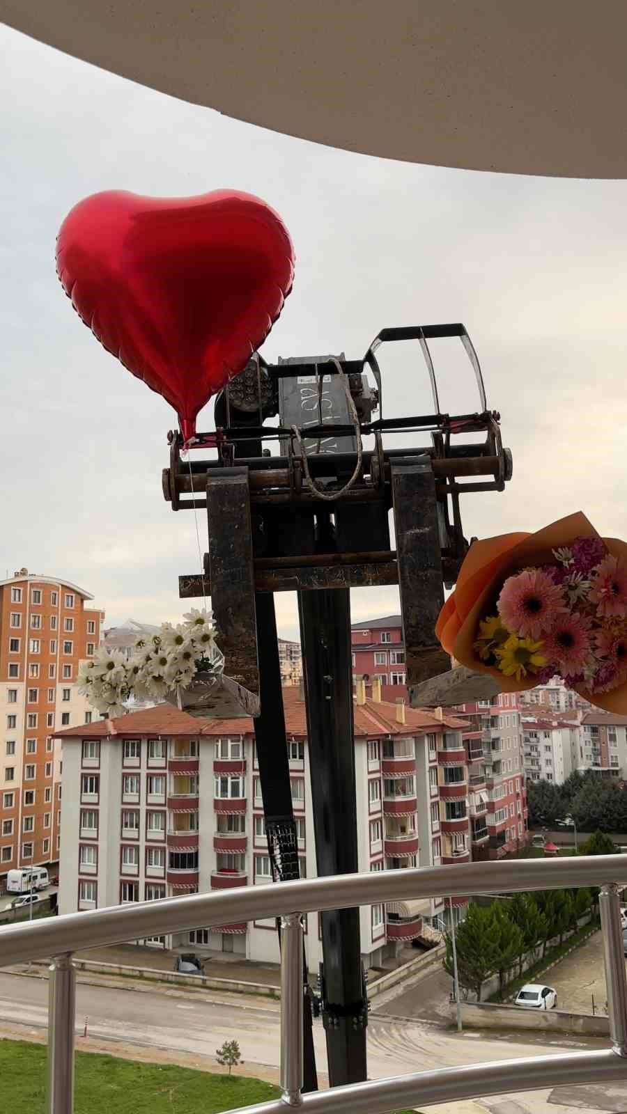 Sevgililer Günü’nü unuttu, iş makinesiyle balkona çıkarttığı güllerle gönül aldı