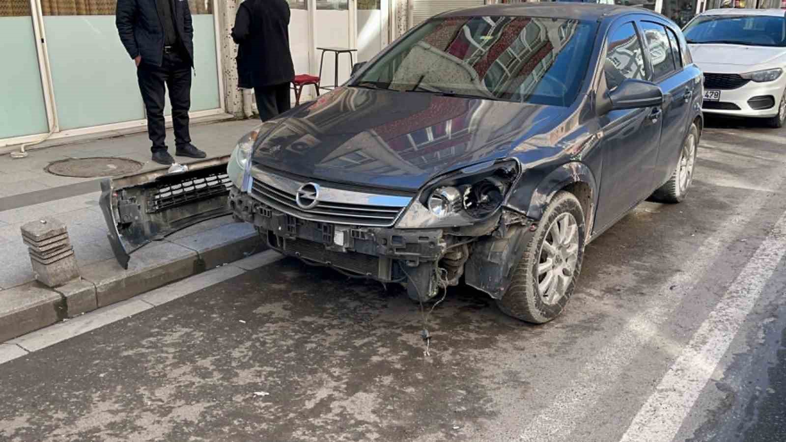 Tekirdağ&rsquo;da ters y&ouml;nden caddeye giren otomobille motosikletin &ccedil;arpıştığı anlar kamerada
