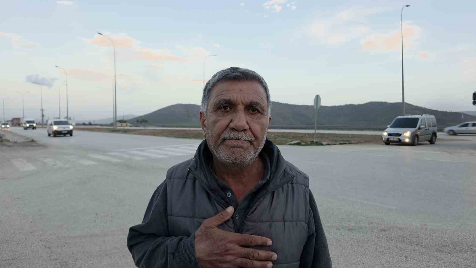 Otomobilin koyun s&uuml;r&uuml;s&uuml;n&uuml;n arasına daldığı anlar kamerada
