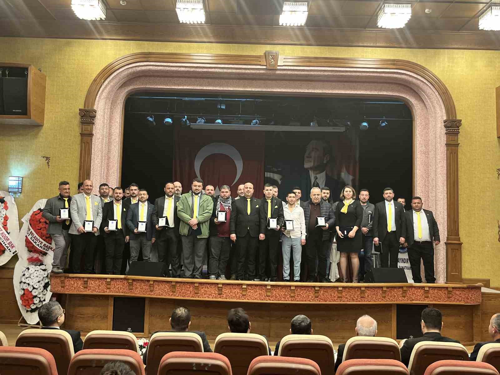 Bayındır Esnaf ve Sanatk&acirc;rlar Odası&rsquo;nda Enis Macit g&uuml;ven tazeledi
