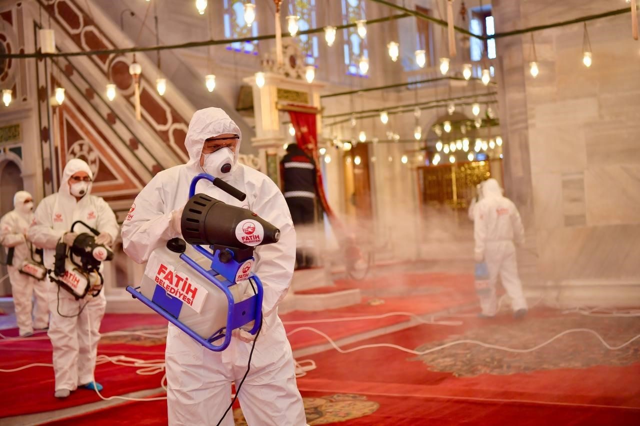 Fatih&rsquo;teki camiler Ramazan &ouml;ncesi g&uuml;l suyuyla yıkandı
