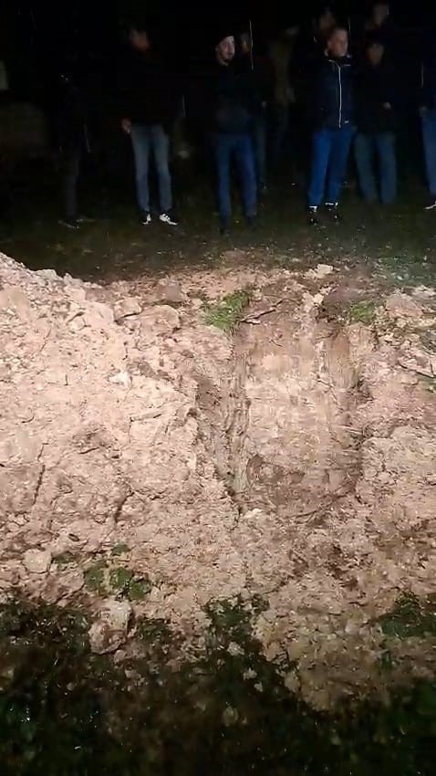 Mezarlığa g&ouml;m&uuml;len esrarengiz paket mahalleliyi ayağa kaldırdı
