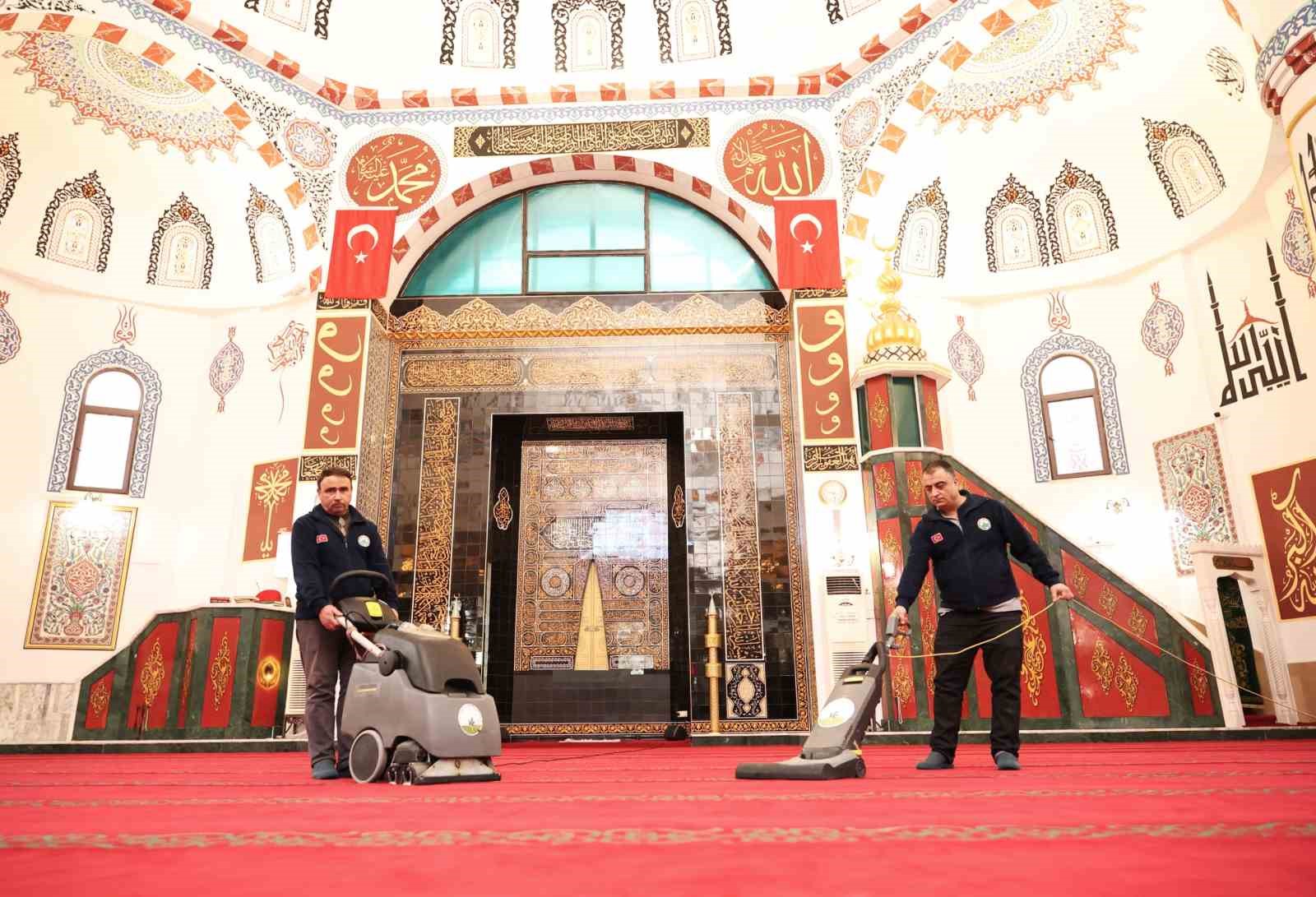 Osmangazi’de camiler Ramazan’a özenle hazırlandı