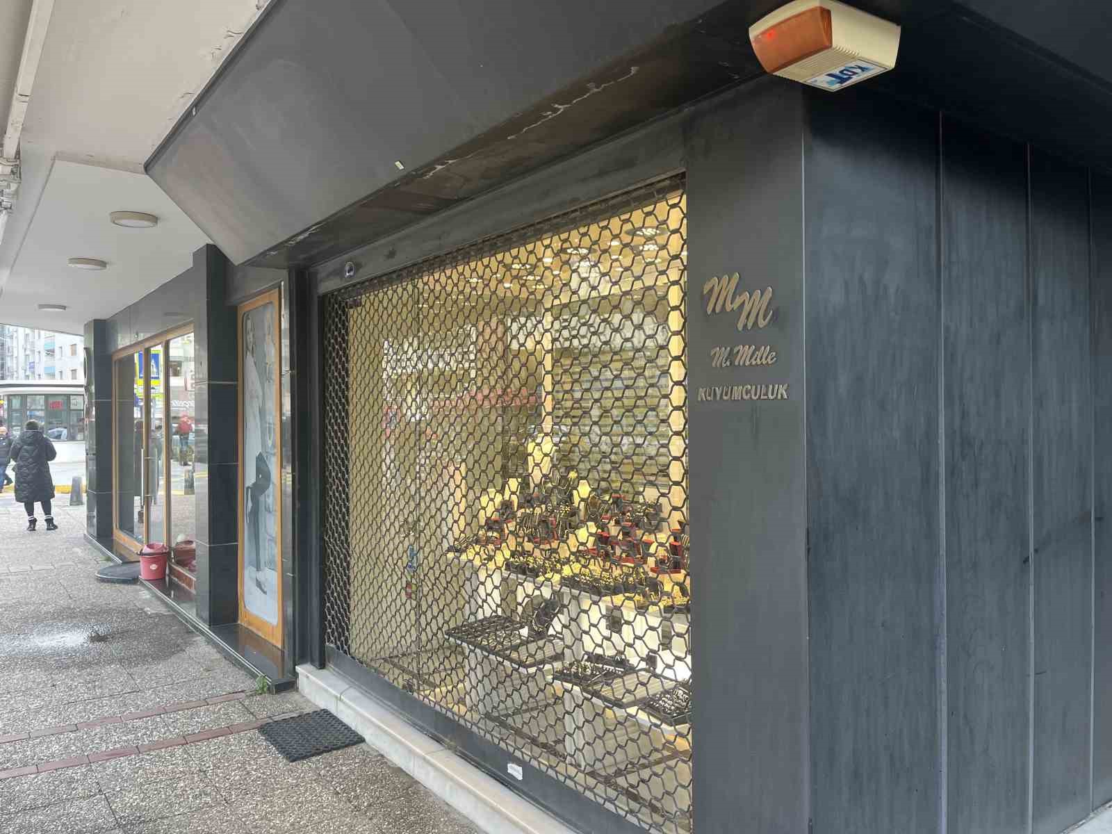 İzmir&rsquo;de kuyumcuya silahlı soygun girişimi
