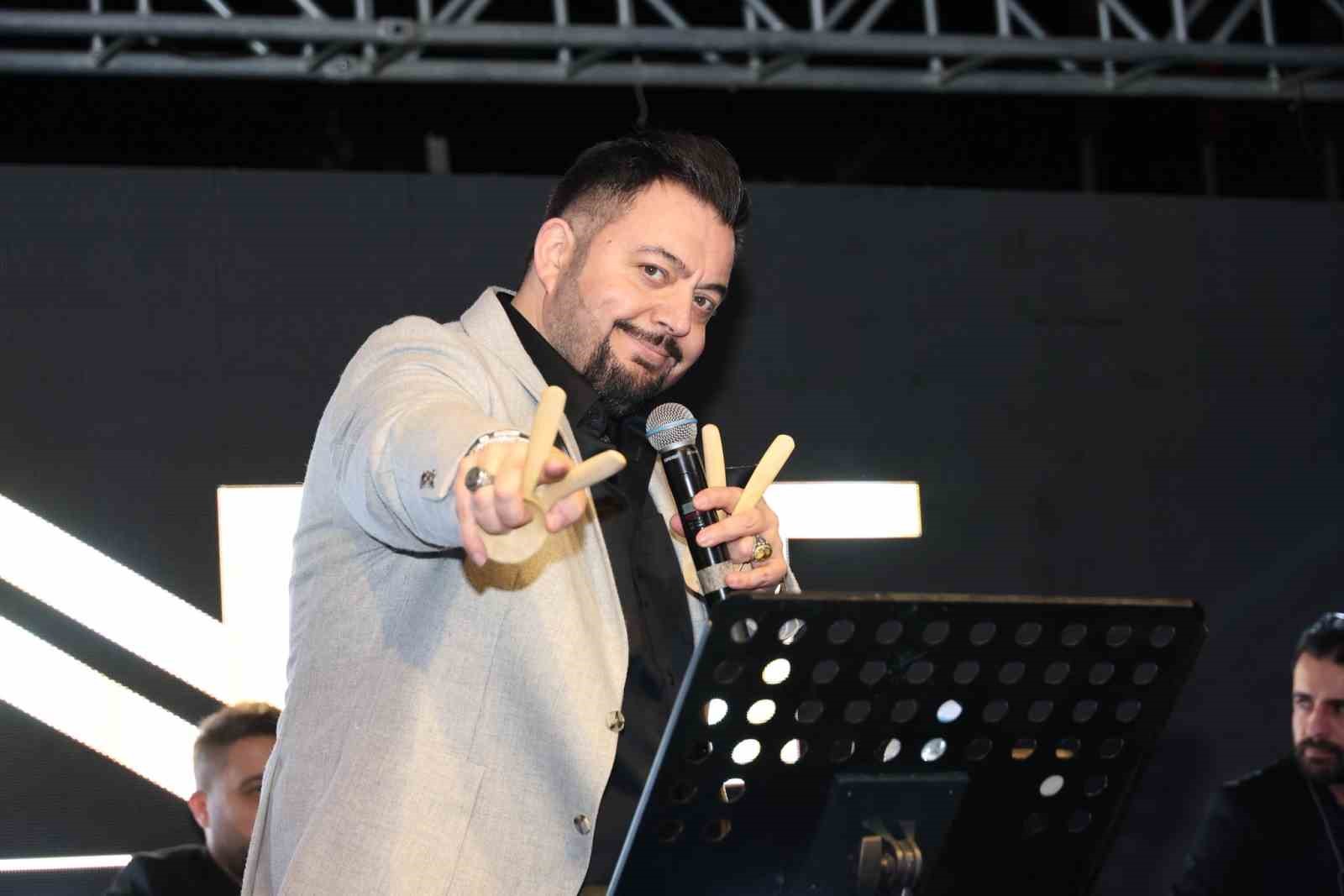 Kırıkkale&rsquo;de H&uuml;seyin Kağıt konserine binlerce kişi akın etti
