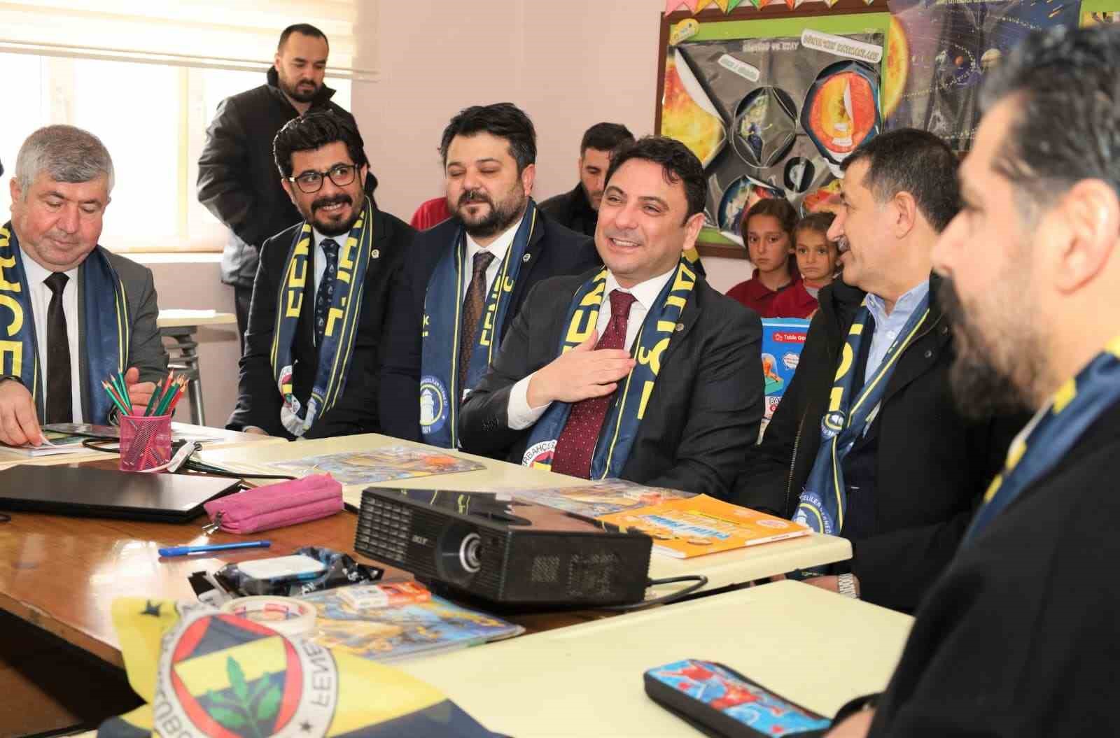 &Ouml;ğrenciler kaymakamı Fenerbah&ccedil;e bayraklarıyla karşıladı
