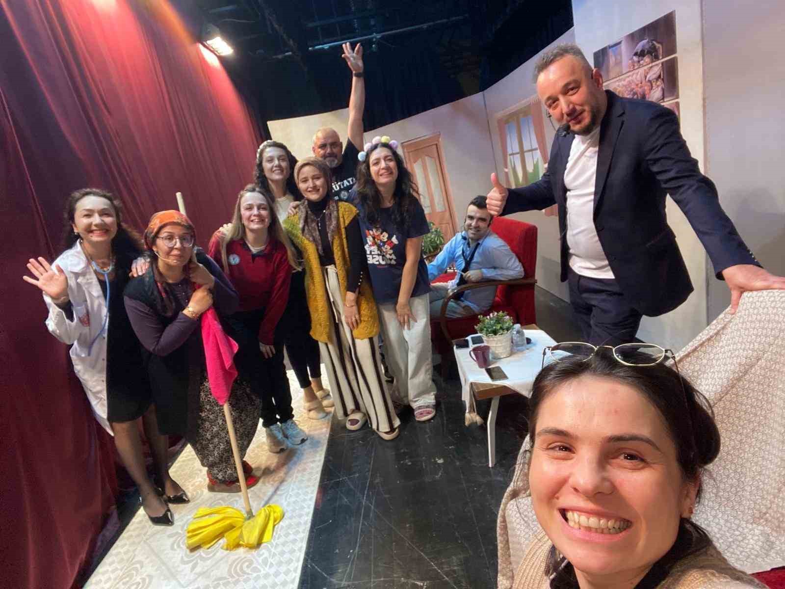 &Ouml;ğretmenlerin sahnelediği "İdeal Aile Re&ccedil;etesi-2" oyunu ilgi g&ouml;rd&uuml;
