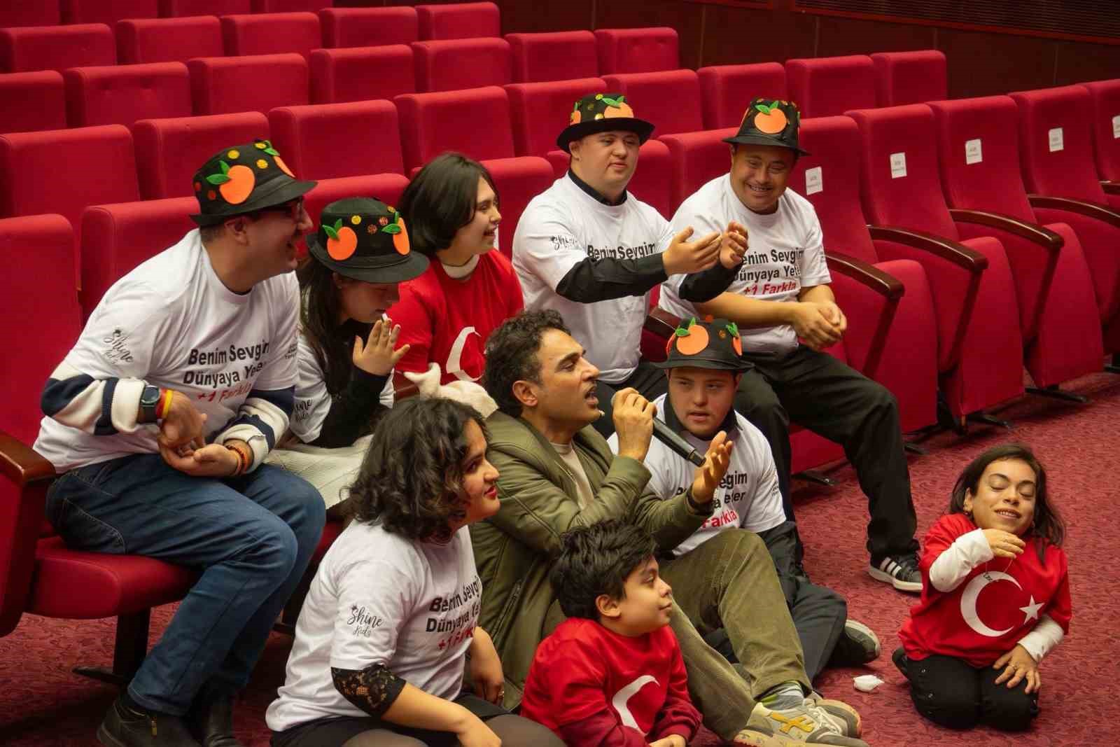 Adana&rsquo;da &ouml;zel ihtiya&ccedil;lı &ccedil;ocuklar sanat&ccedil;ı Uğur Aslan ile buluştu
