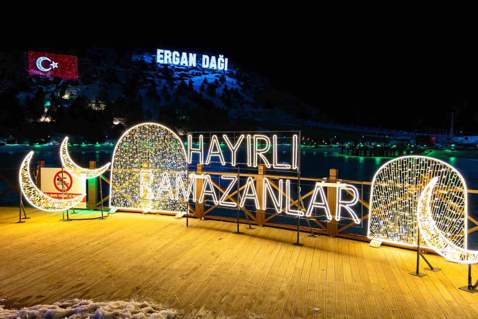 Ergan&rsquo;da "Hayırlı Ramazanlar" ışıltısı
