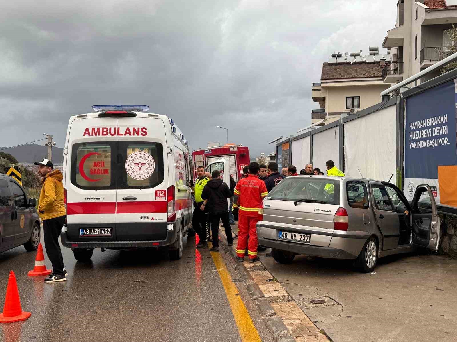 Fethiye’de duvara çarpan otomobildeki 1 kişi hayatını kaybetti, 2 kişi yaralandı