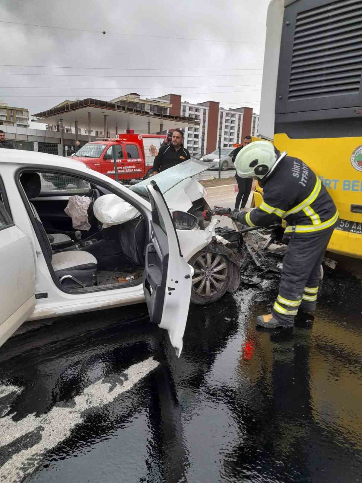 Siirt&rsquo;te otomobil ile otob&uuml;s &ccedil;arpıştı: 2 yaralı
