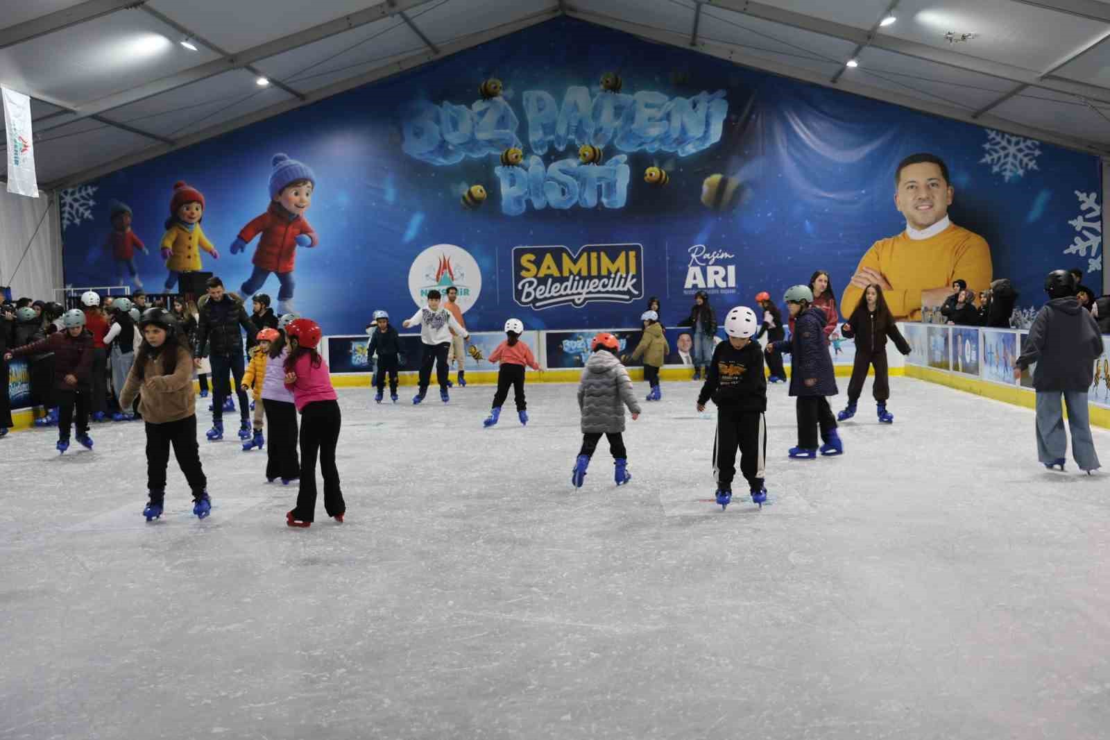 Nevşehir’de mobil buz pateni pisti hizmete açıldı