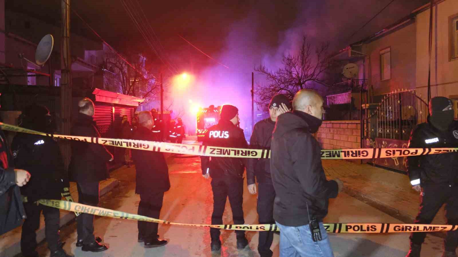 Karaman’da çatı yangını korkuttu: 3 kişi dumandan etkilendi