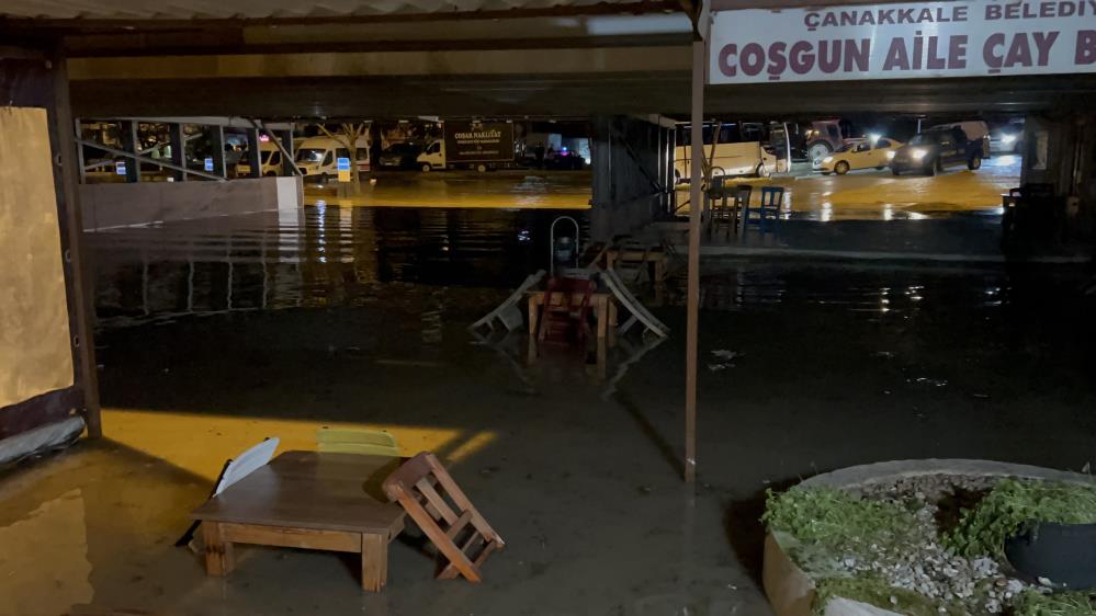 &Ccedil;anakkale&rsquo;de Sarı&ccedil;ay taştı, iş yerleri sular altında kaldı