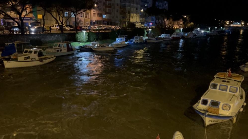 Çanakkale’de Sarıçay taştı, iş yerleri sular altında kaldı