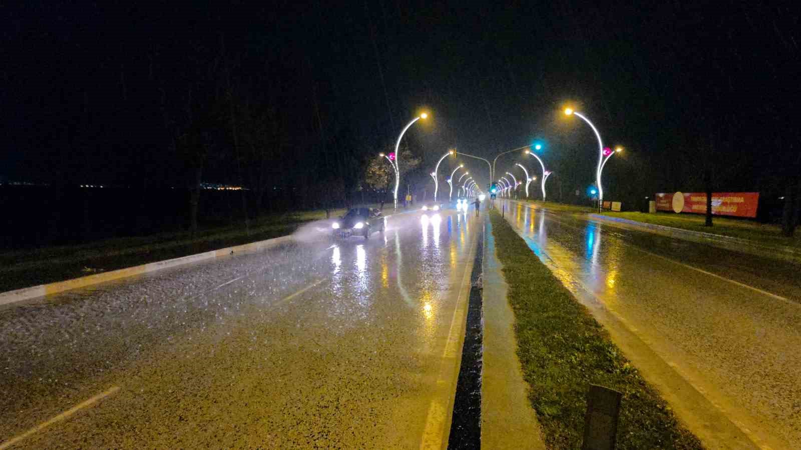 Su birikintisi kazaya sebep oldu: Otomobil &ouml;nce direğe sonra kaldırıma &ccedil;arptı
