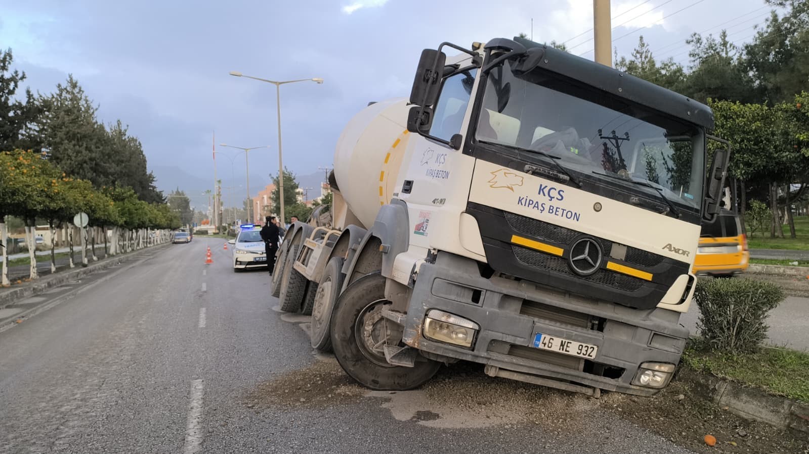 Çukura düşen beton mikseri devrilmeye ramak kala durdu