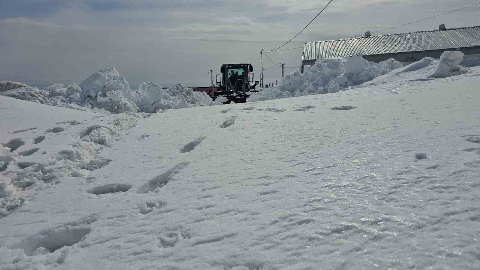 Aydınlar beldesinde karla mücadele devam ediyor