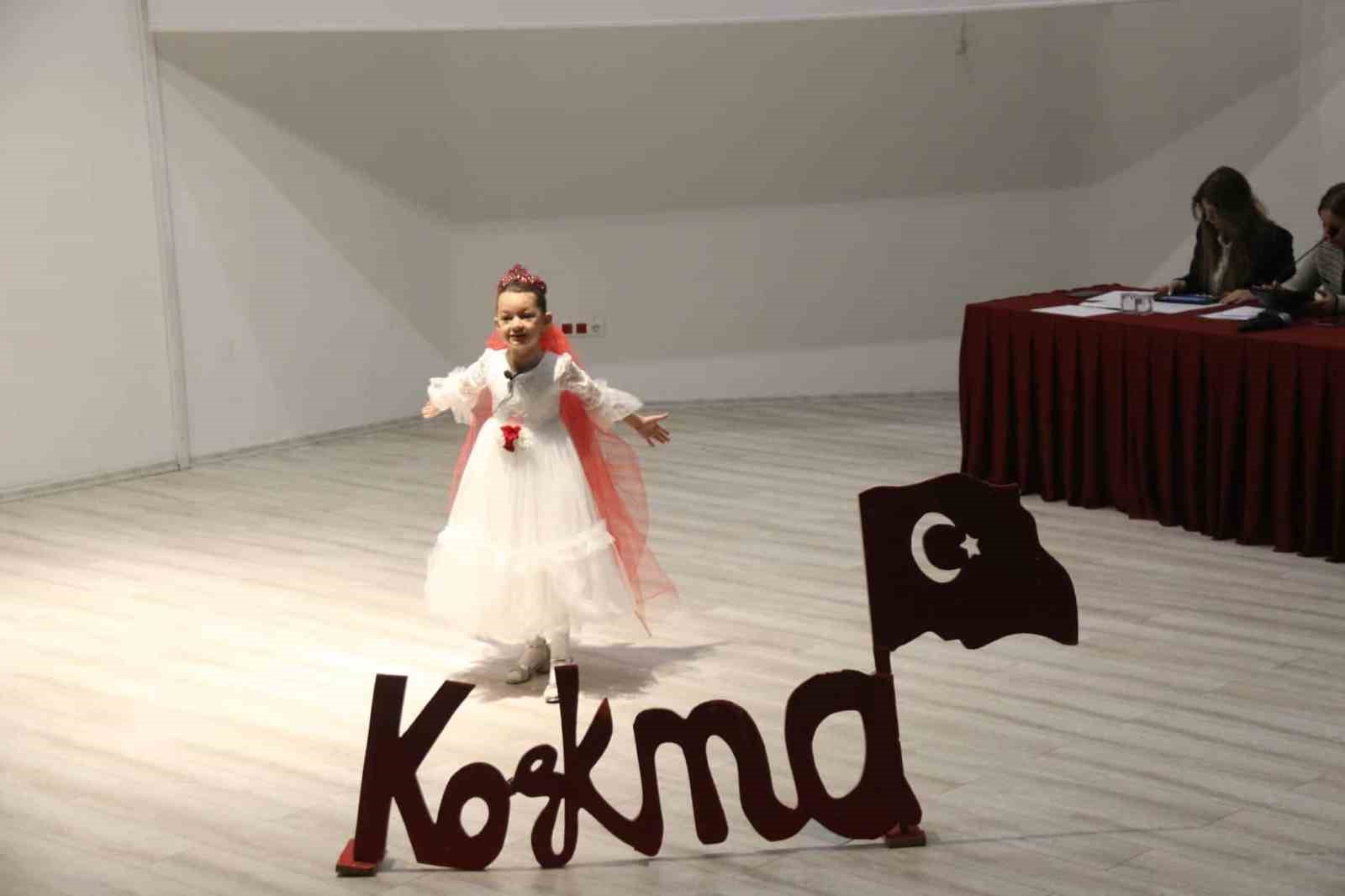 Okul &ouml;ncesi &ouml;ğrencileri İstikl&acirc;l Marşı&rsquo;nı ezbere okudu
