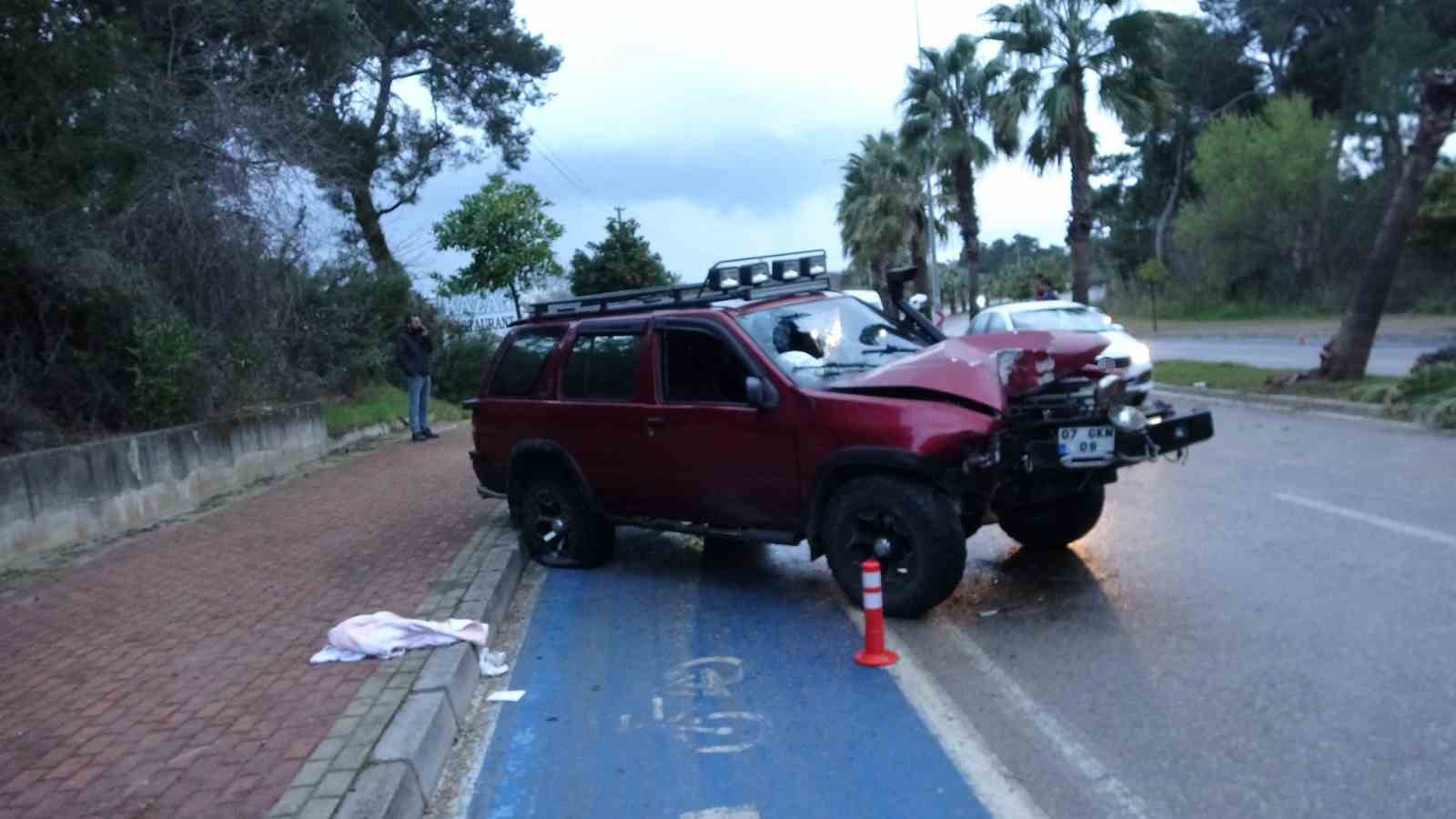 Alkoll&uuml; s&uuml;r&uuml;c&uuml; palmiyeye &ccedil;arptı: 2 yaralı
