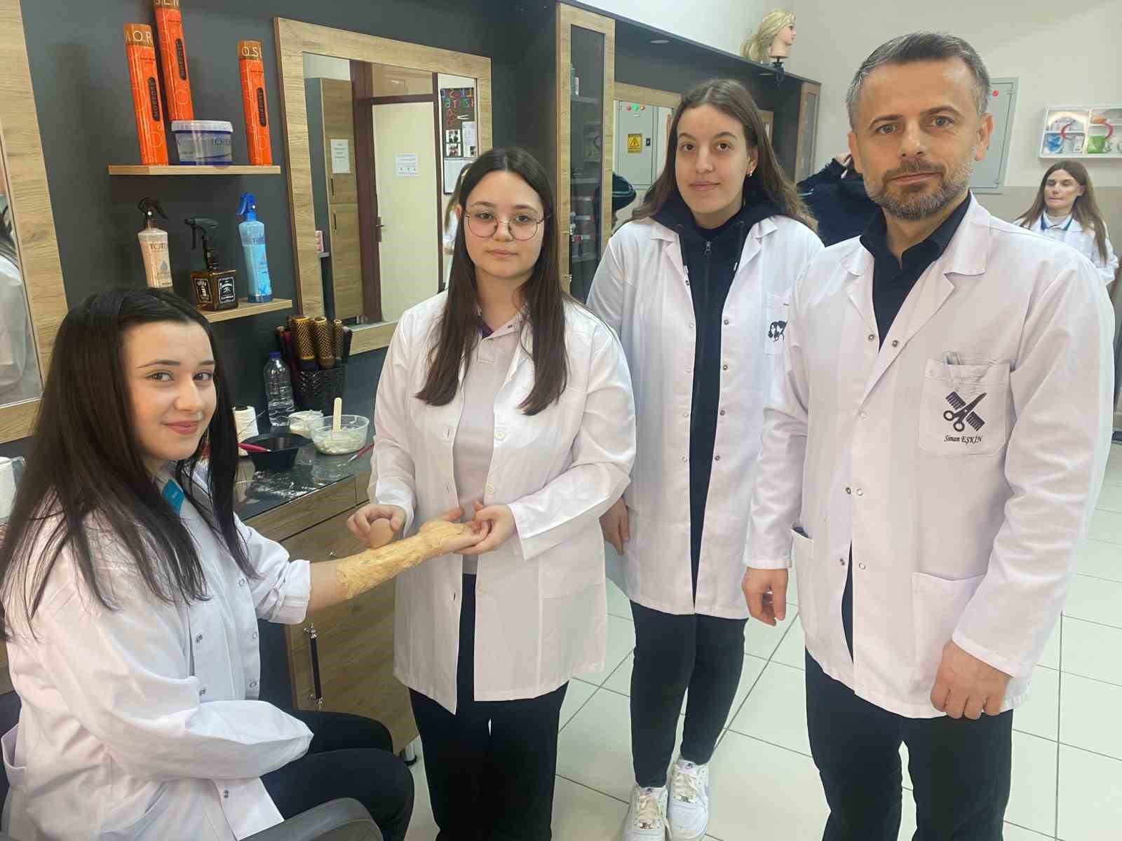 K&ouml;p&uuml;kl&uuml; balonu patlatmadan, jiletle tıraş ederek sınavı ge&ccedil;iyorlar
