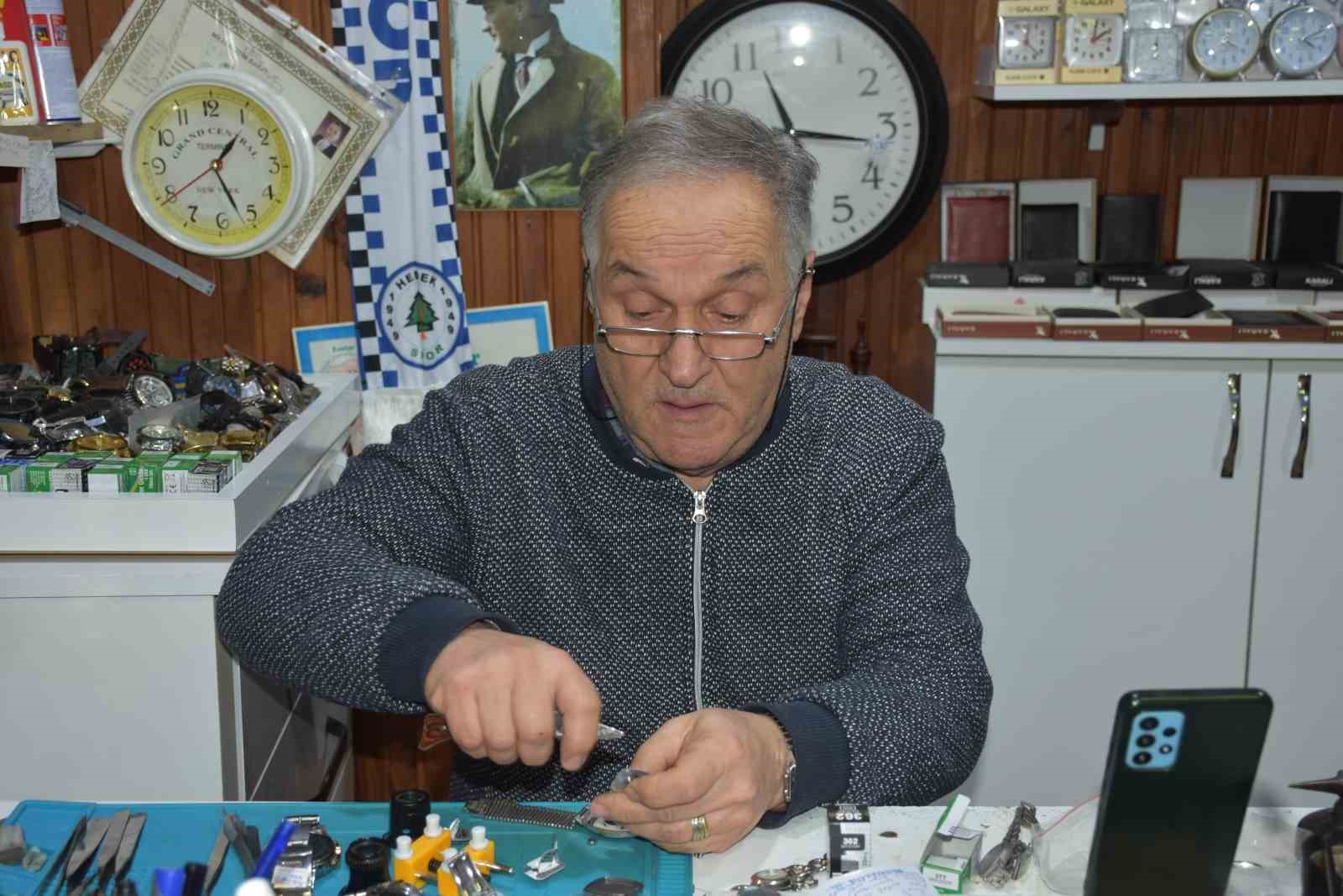 Yarım asırlık saat ustası çırak bulamadığı mesleğini eşiyle ayakta tutuyor