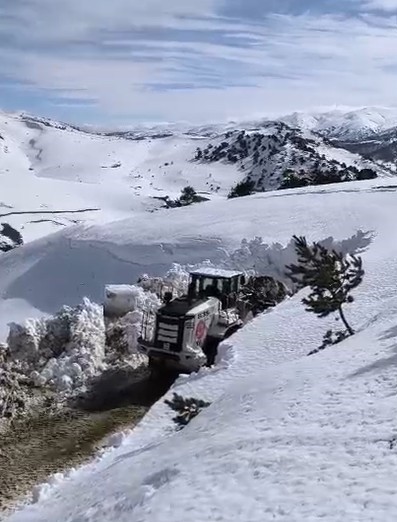 Kar iş makinelerinin boyunu aştı, kapalı yollar böyle açıldı