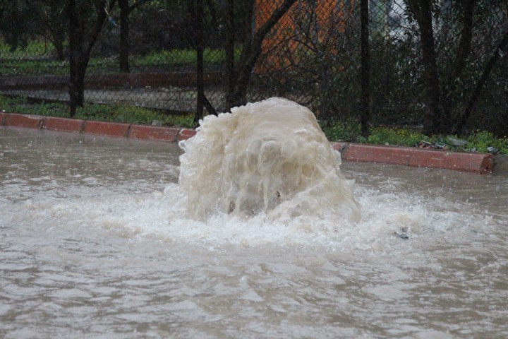 Adana&rsquo;da sağanak yağışta yollar g&ouml;le d&ouml;nd&uuml;