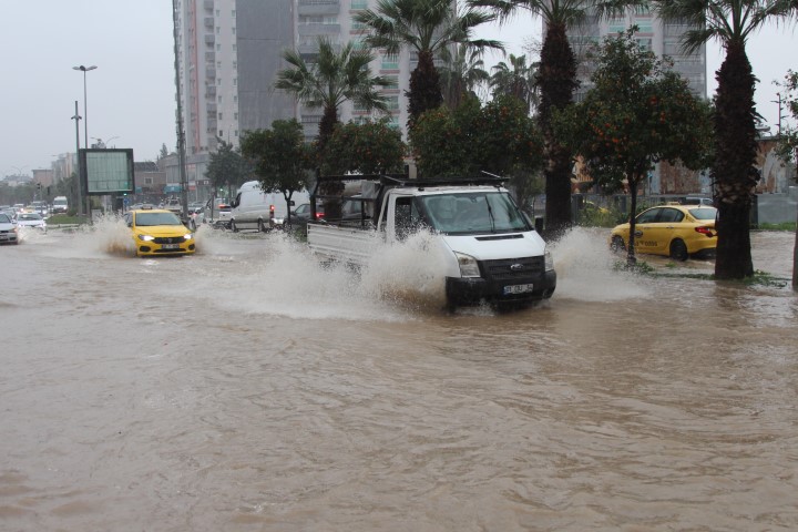 Adana&rsquo;da sağanak yağışta yollar g&ouml;le d&ouml;nd&uuml;